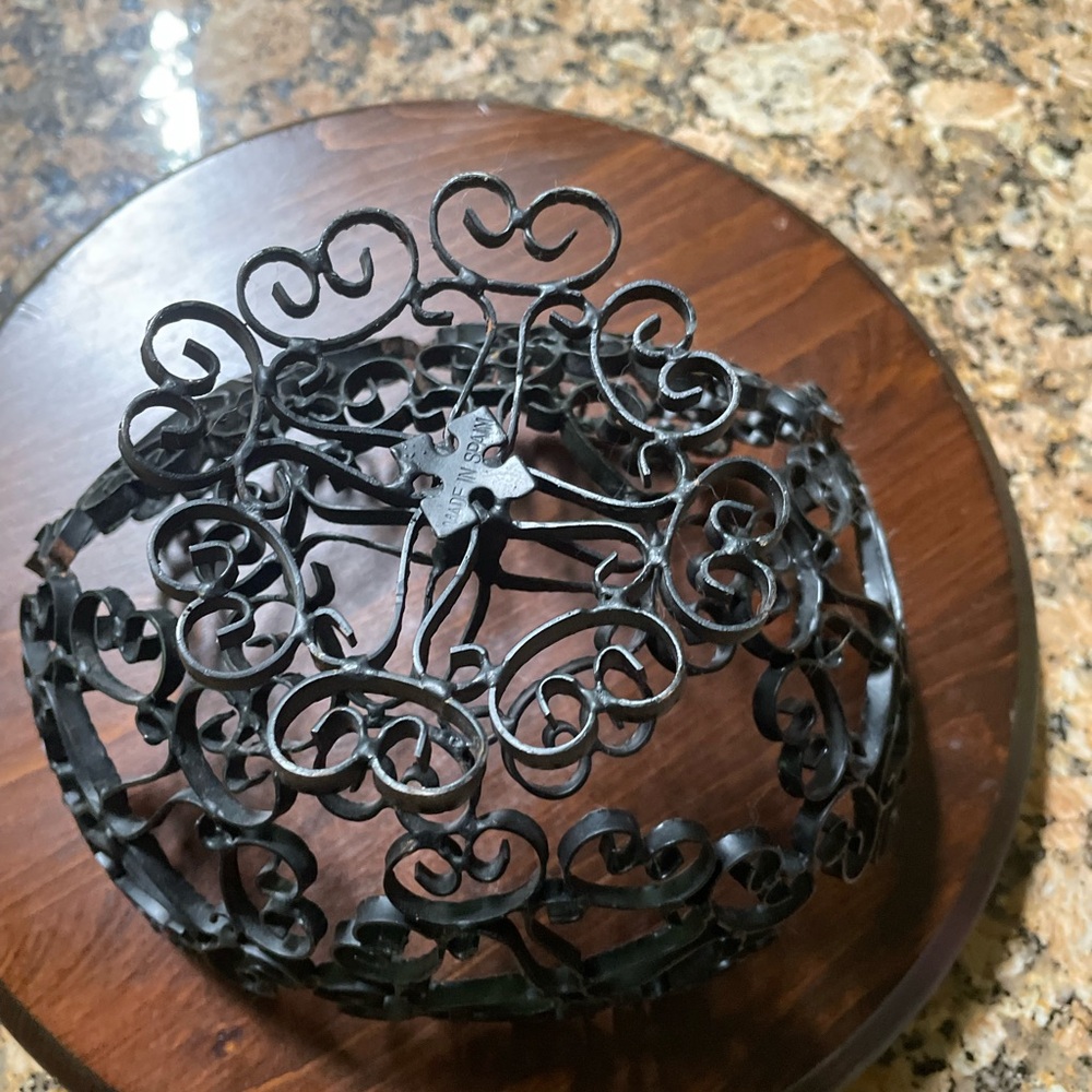 Intricate & Unique French Country Black Wrought Iron Fruit /Display Bowl 8 x 10 - Picture 4 of 4